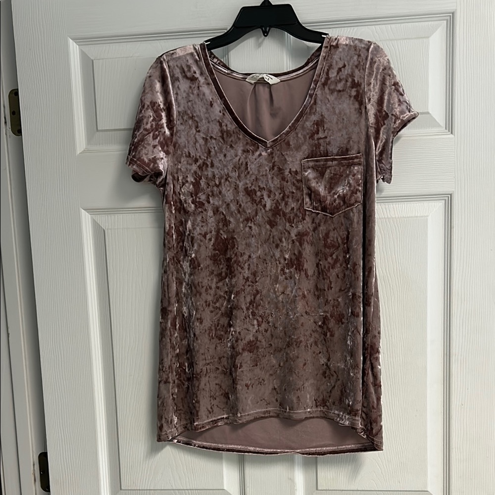 Crushed Velvet V-Neck Tee in Dusty Rose